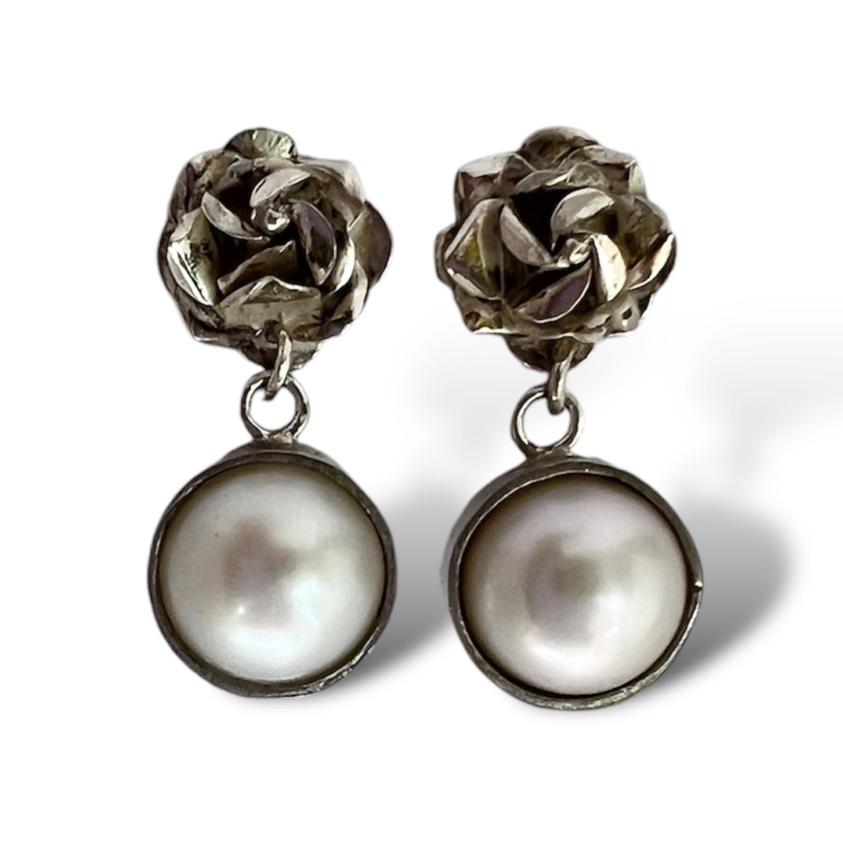 Aretes de Rosa de Plata y Perlas.